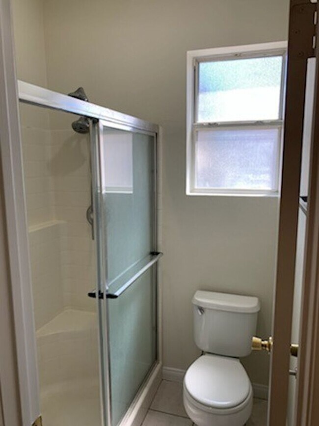 Building Photo - Amazing 2 bedroom Home- NW