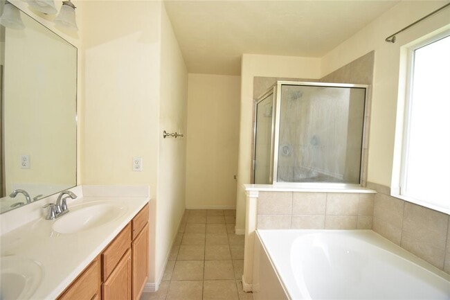 Building Photo - 826 Dracena Ct