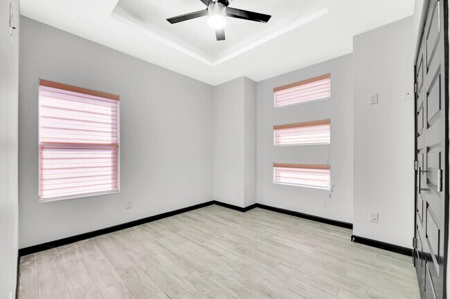 Building Photo - SPACIOUS 3 BEDROOM HOME IN HIDALGO!