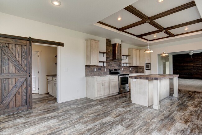 Building Photo - 3 Bed 2 Bath Pet Friendly Home