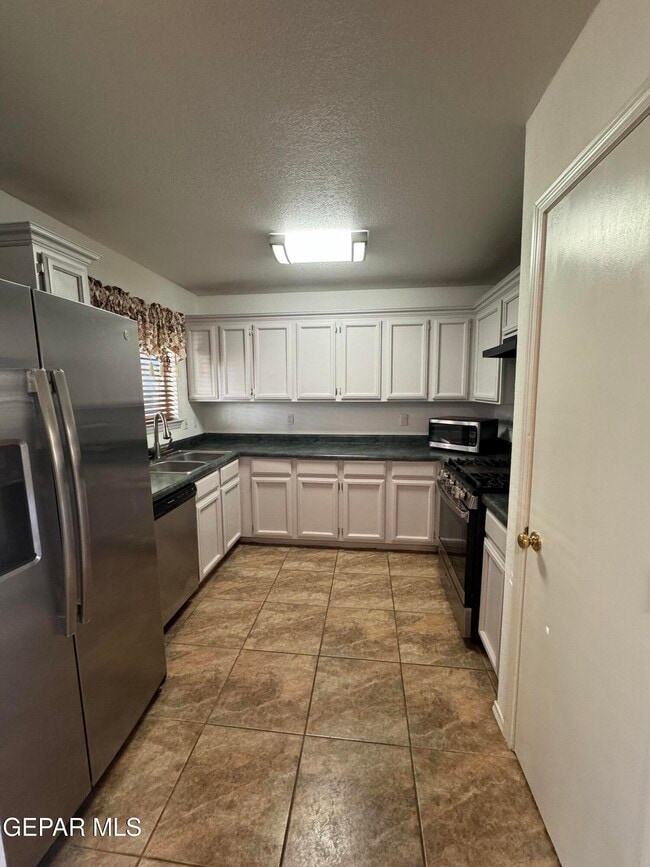 Building Photo - 3033 Tierra Humeda Dr