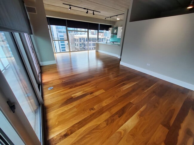 Building Photo - Amazing Views, Tons of Light and Space, an...