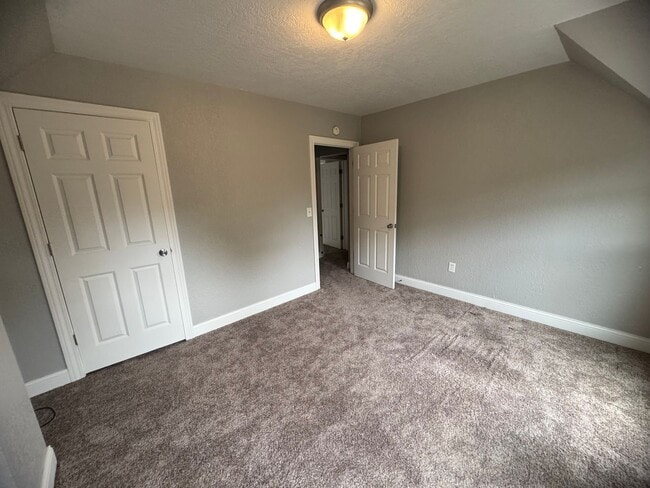 Building Photo - 4 bedroom, 2 bath house in Davenport