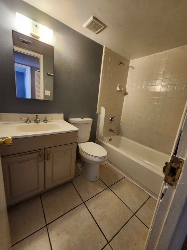 Building Photo - Charming 2-Bedroom Townhome