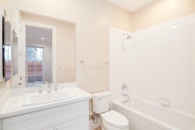 Building Photo - NEWER HOME -4 BED, 3.5 BATHS, 2 CAR GARAGE DOWNTOWN LIVING