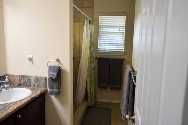 Building Photo - Palisades 4 Bedroom 3 Bath Home