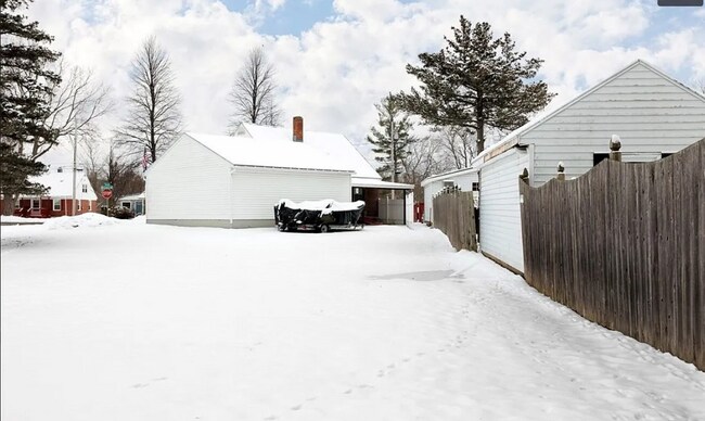 Building Photo - 324 Butterfield Ave