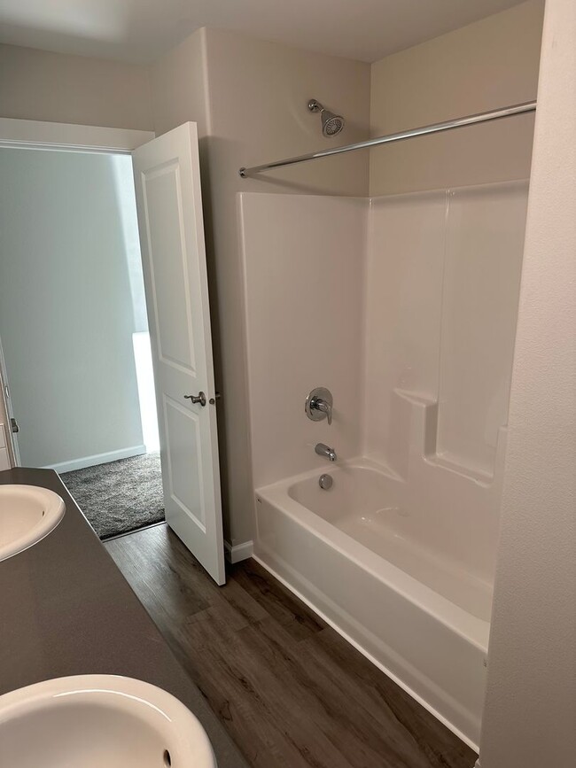 Building Photo - New 3 Bed / 2.5 Bath Duplex! $250 Amazon G...