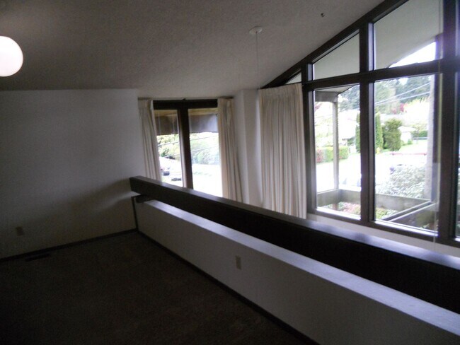 Building Photo - Bright & Stylish 2-Bedroom Townhouse in We...