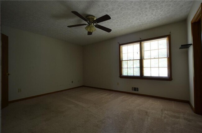 Building Photo - 19 Gwen Ct