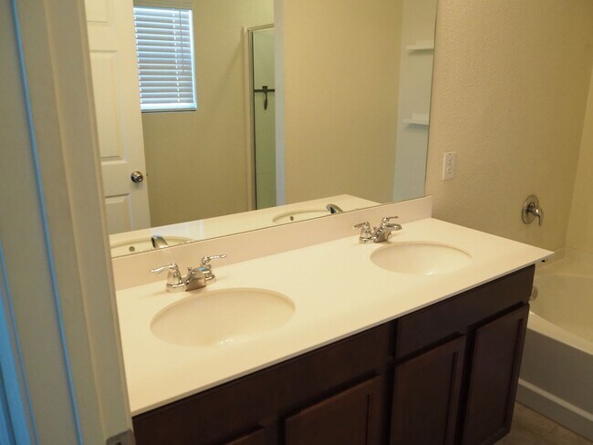 Building Photo - 3 Bed 2 Bath in Providence Village