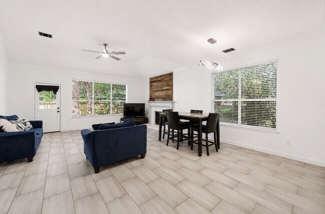 Building Photo - 34 Firethorn Pl