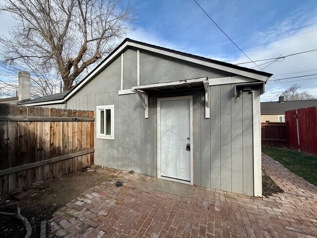 Building Photo - YOU DON'T WANT TO MISS THIS HOME THAT IS WALKING DISTANCE FROM DOWNTOWN REDMOND!!