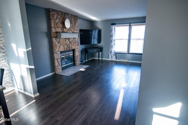 Building Photo - 15 Longwood Dr