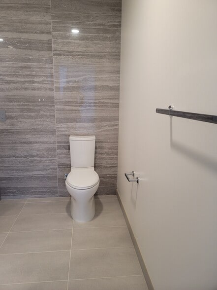 Building Photo - 2510 6th Ave