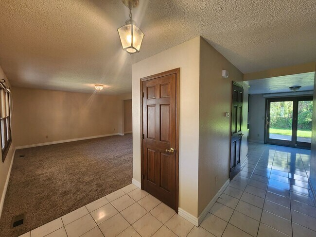 Building Photo - Beautiful 4 Bedroom Home on Cul Du Sac Wit...