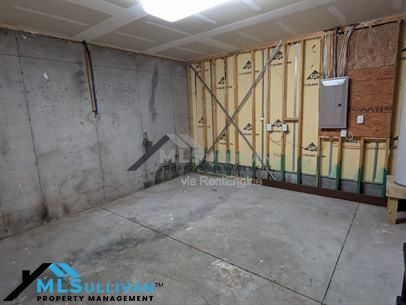 Building Photo - 100 Stratford Lakes Dr