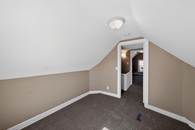 Building Photo - 2117 6th Ave