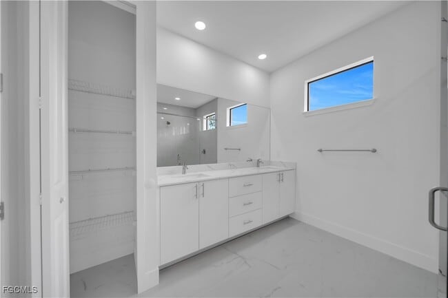 Building Photo - 708 Poinsettia Ave