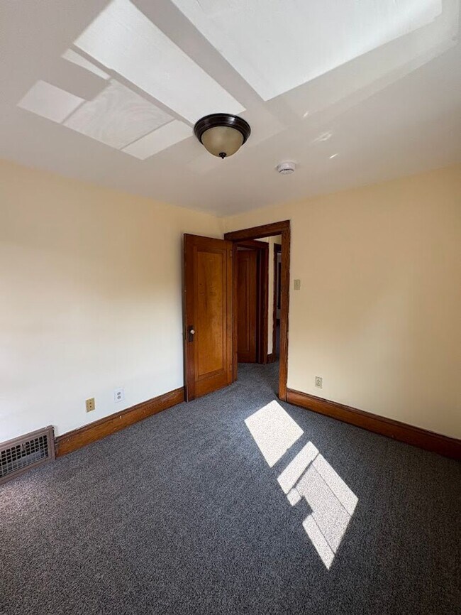 Building Photo - Three bedroom one bathroom home for rent
