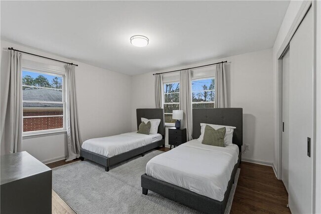 Building Photo - 2393 Lilla Cir SW