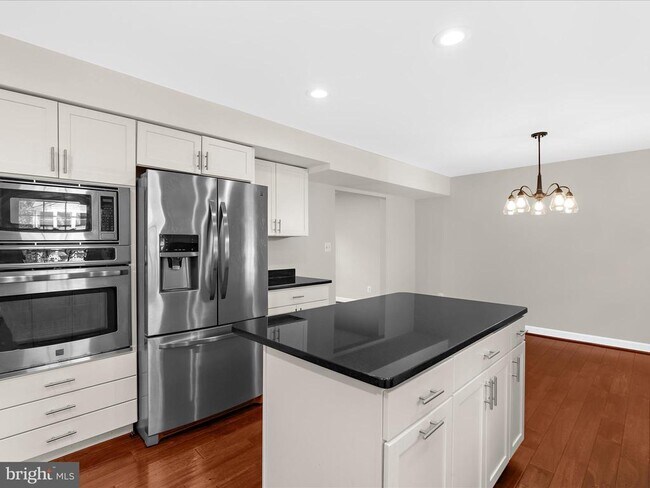 Building Photo - 7896 Pavilion Dr