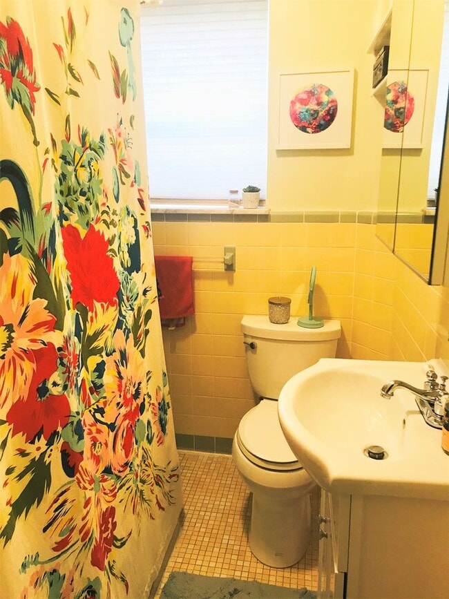 Building Photo - Gorgeous 3-Bed Townhome in Whitman! Available mid-July!