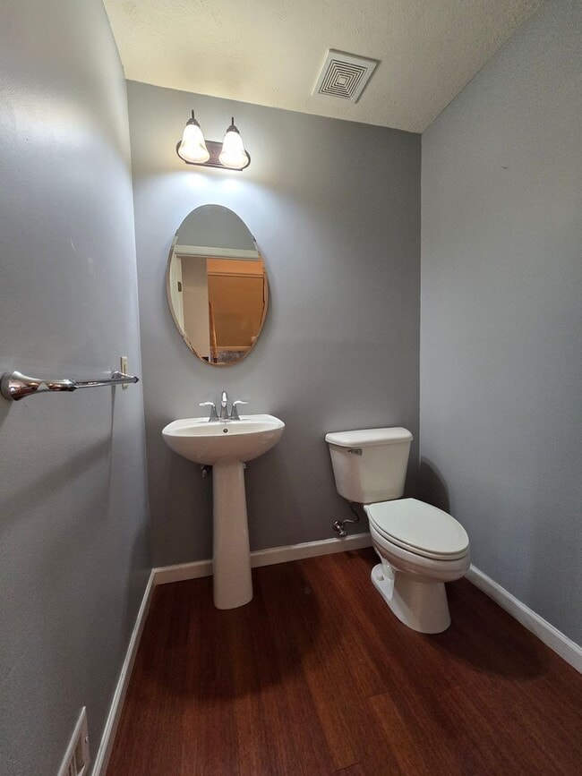 Building Photo - Beautiful End Unit Townhouse - Convenientl...