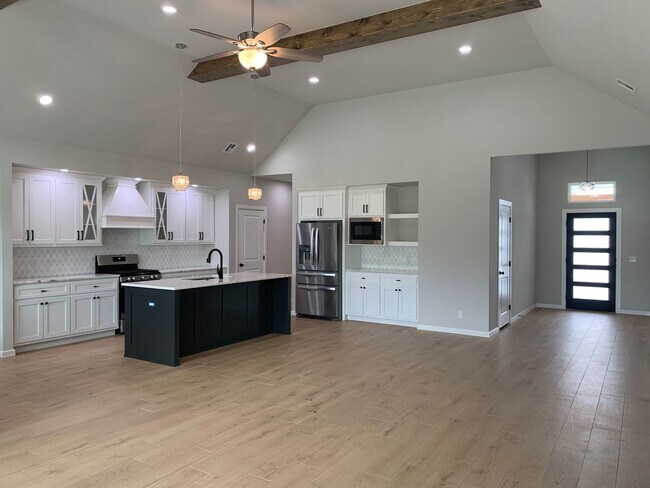 Building Photo - Beautiful home tucked in the rolling woode...