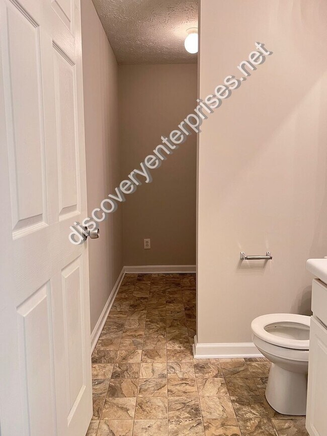 Building Photo - 3/2.5 in College Park! 1st month's rent FREE with 13-month lease!!