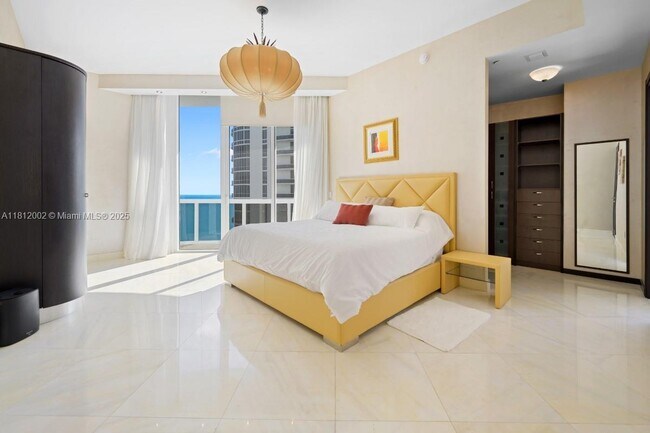Building Photo - 16001 Collins Ave