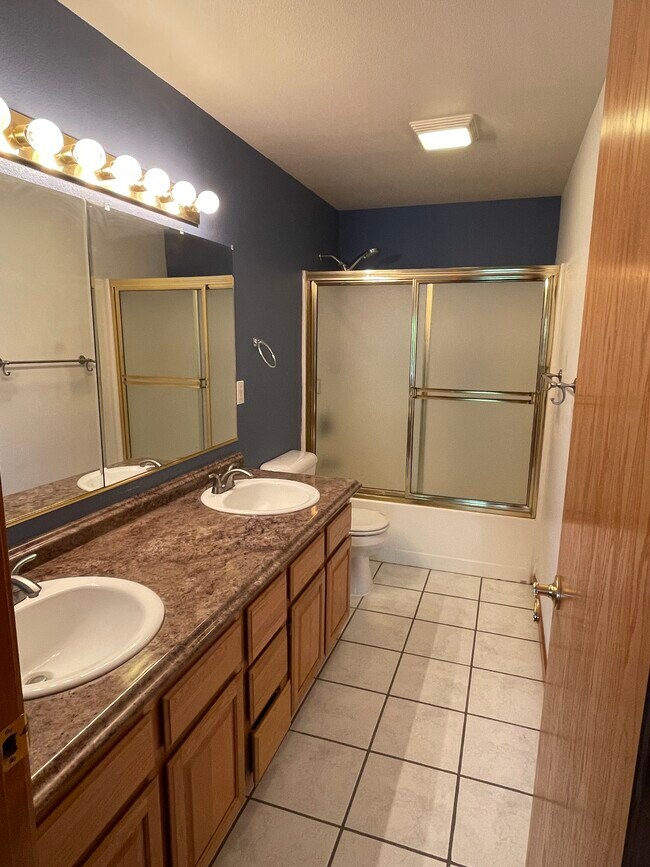 Building Photo - 740 E Opal Ct