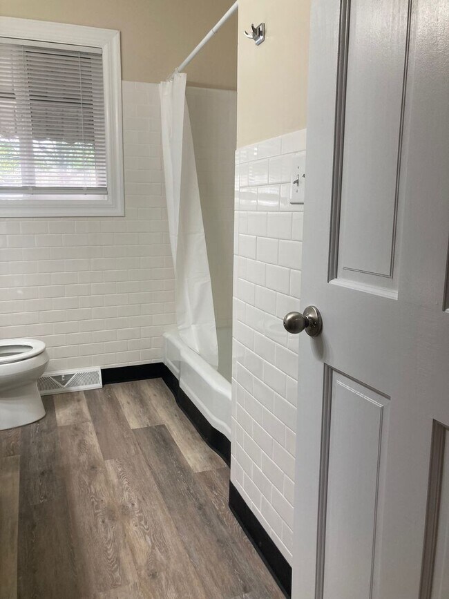 Building Photo - 2718-2720 S. Stewart