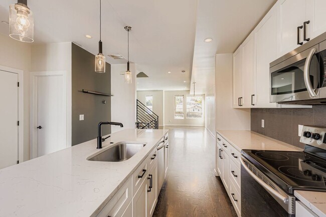 Building Photo - Modern 2bed/2 Bath in the Heart of Denver!