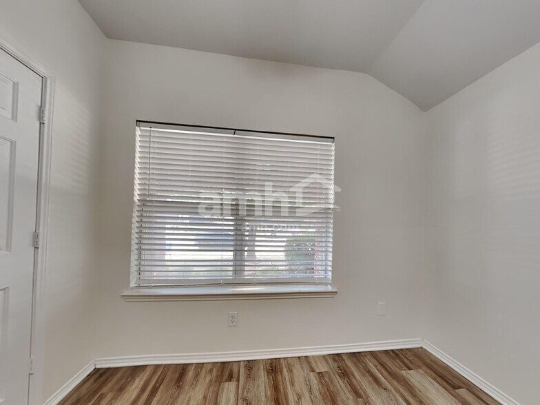 Building Photo - 1804 Heron Dr