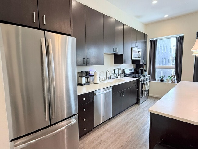 Building Photo - 1750 W North Ave