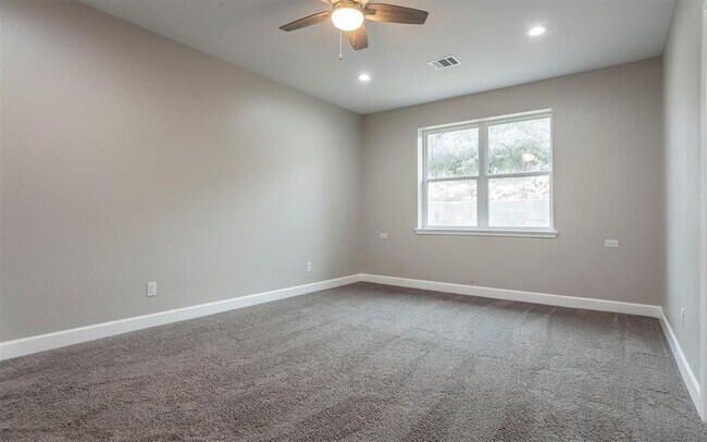 Building Photo - 2718 Leslie Ln