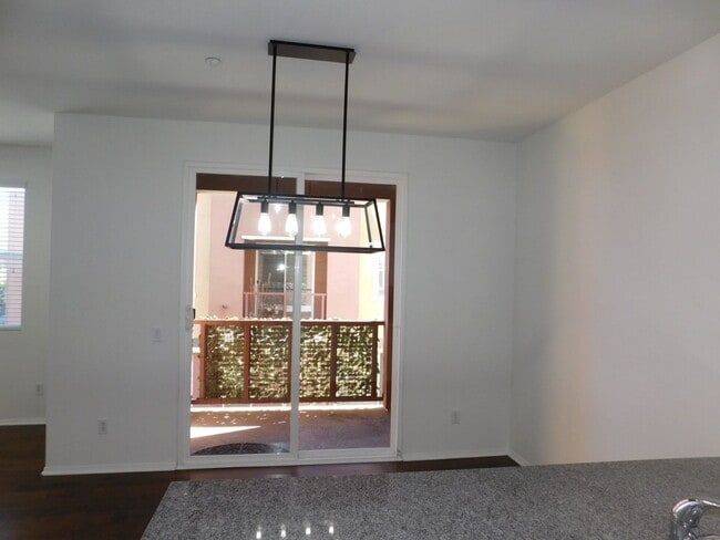 Building Photo - Beautiful Tri Level 2 Bed 2.5 Bath Single ...