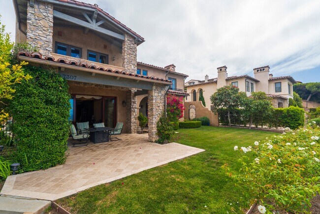 Building Photo - Gorgeous 5 Bedroom Home with sweeping view...