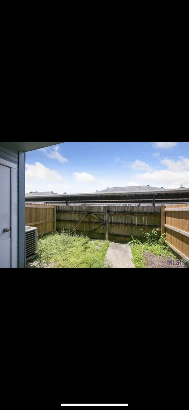 Primary Photo - 1757 Boulevard De Province
