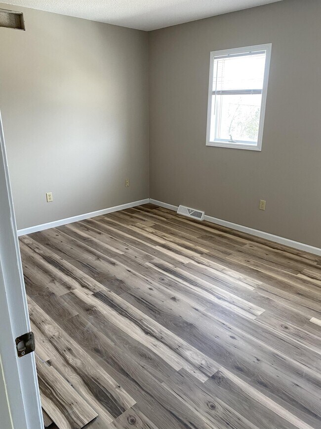 Building Photo - 2400 Sunflower St