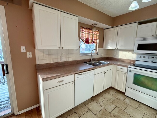 Building Photo - 895 Delray Dr