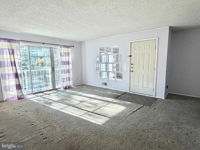 Building Photo - 82 Versailles Ct