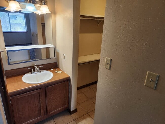 Building Photo - 926 Breezewood Cir
