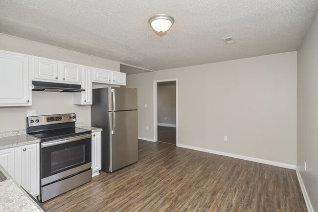 Building Photo - 2115 Fernbrook Dr NE