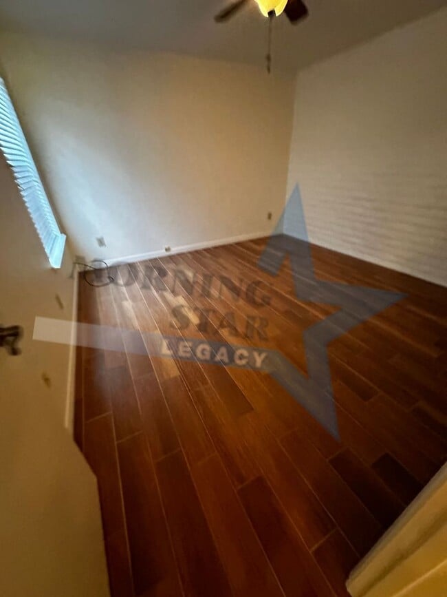 Building Photo - Large 2 bedroom with sunroom in immaculate condition.  Telshor neighborhood with garage!