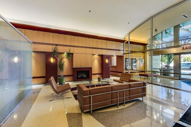 Building Photo - 933 W Van Buren St
