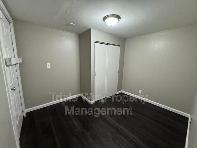 Building Photo - 442 Mueller Ave