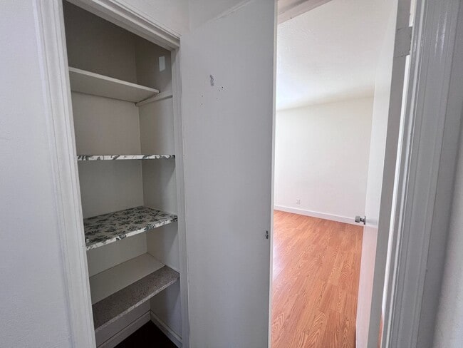 Building Photo - SPACIOUS 2 BEDROOM/1 BATH AVAILABLE IN HAYWARD CA !!!!