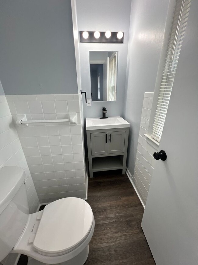 Building Photo - Move-In Ready 6-Bedroom Home in Raytown